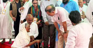 প্রধানমন্ত্রীকে কাছে পেয়ে নূরজাহান বেগমের ‘স্বপ্ন পূরণ’